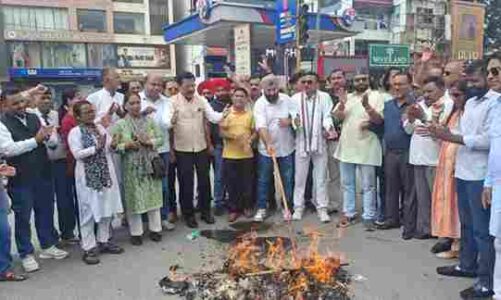 मसूरी जॉर्ज एवरेस्ट मामला: कांग्रेस ने बताया महाघोटाला, प्रदेश सरकार का पुतला किया दहन