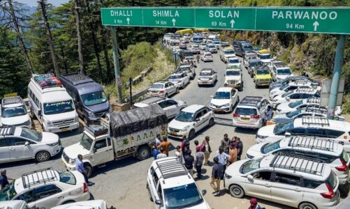 पहाड़ों पर उमड़ा सैलानियों का सैलाब, सड़कों पर लगा लंबा जाम