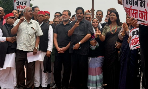 छात्र मुद्दों पर संसद में विपक्ष का प्रदर्शन, काले कपड़े पहनकर सरकार को घेरा