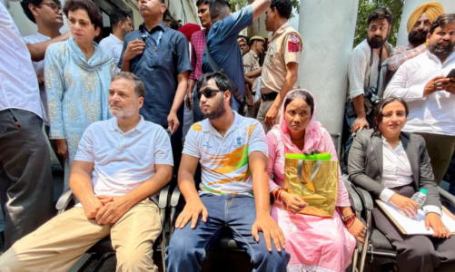 पैलेट गन विवाद पर राहुल गांधी का धरना, FIR की मांग